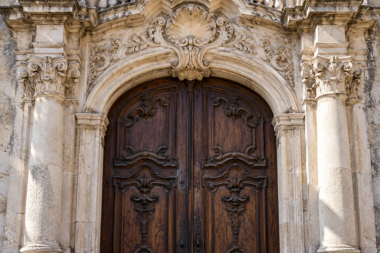 Portal histórico com pormenores em pedra